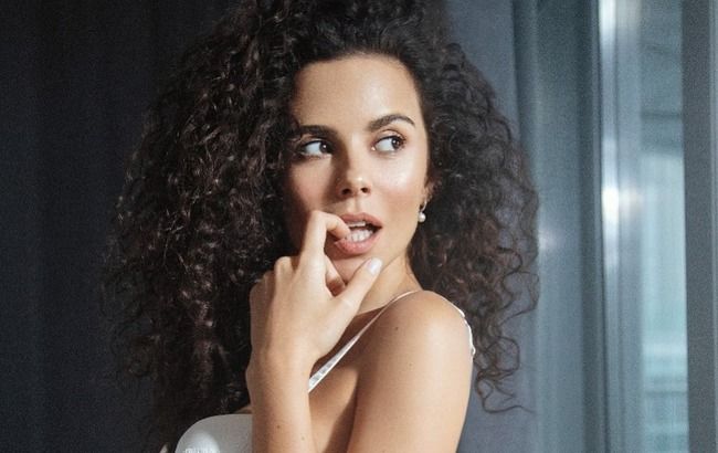 Як лялечка! Ефектна Настя Каменських заворожила магнетичним кадром