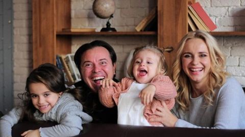 Пижамная вечеринка: Лилия Ребрик очаровала задорным домашним фото с мужем и доченьками