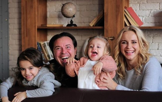 Пижамная вечеринка: Лилия Ребрик очаровала задорным домашним фото с мужем и доченьками