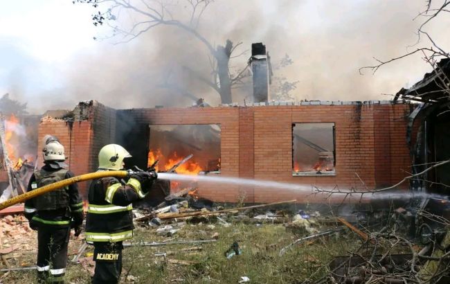 Россияне уже вторые сутки обстреливают Циркуны под Харьковом: возникло 10 пожаров, есть раненые
