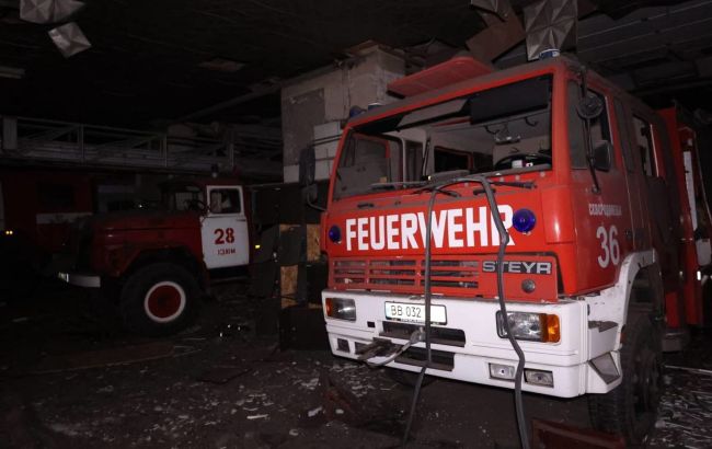 Росіяни вдарили по пожежній частині в Ізюмі: постраждали 8 рятувальників (відео)