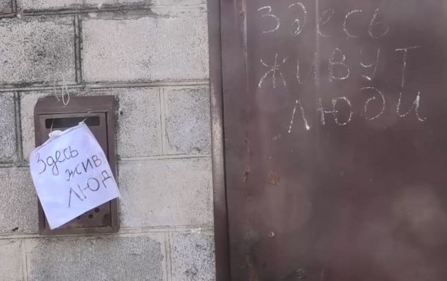 Окупанти "мітять" уцілілі будинки. Жителі Маріуполя змушені виселятися