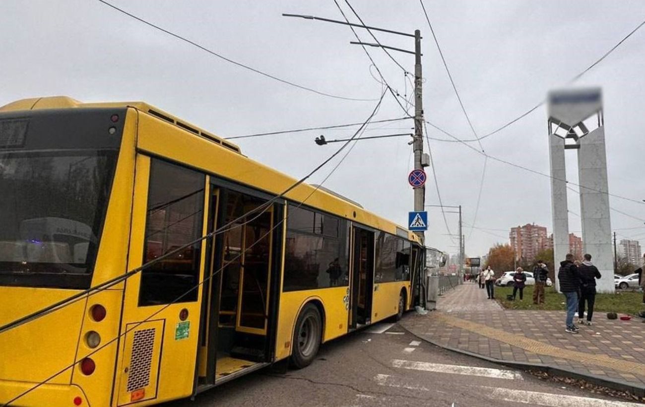 У Києві маршрутний автобус зіткнувся з електроопорою: є постраждалі (фото)