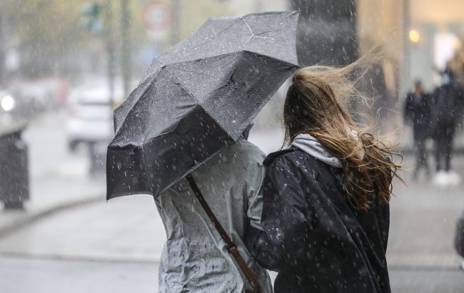 Почти по всей Украине дождь, местами с мокрым снегом: какой будет погода сегодня