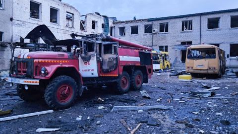 Армія РФ двічі атакувала рятувальників у Богодухові: почались пожежі, є постраждалі