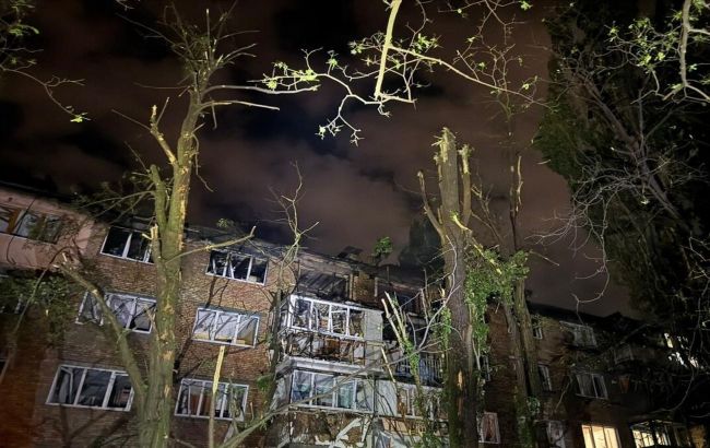 В результате обстрела РФ в Киеве повреждены 9 домов, школы и медучреждение