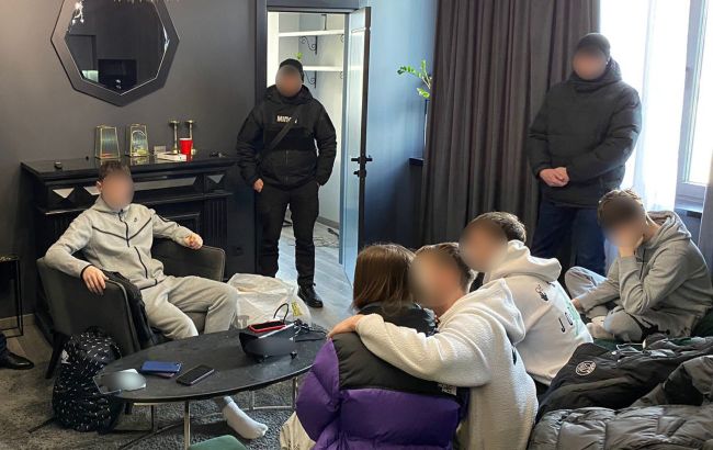 Поліцейські проводять обшуки в організаторів п’яних вечірок, на яких принижували дівчат