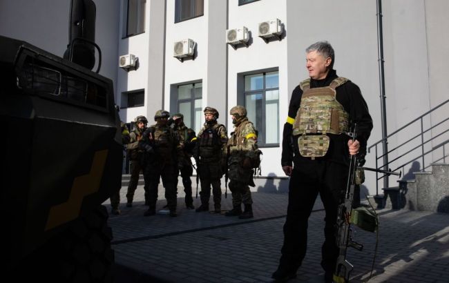 Порошенко передал батальону терробороны партию пулеметов и бронированную машину "Тритон"