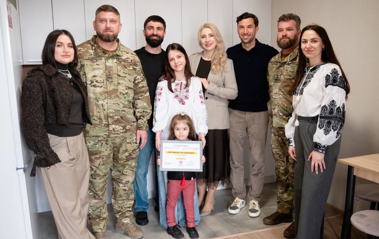 Ахметов передав квартиру звільненому з полону азовцю Афендікову