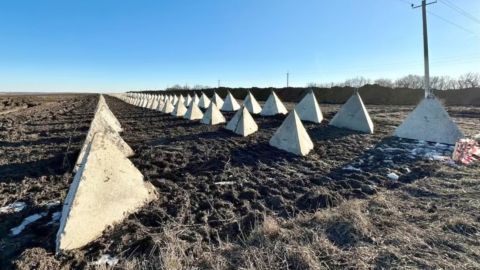 Окупанти встановлюють "зуби дракона" на сході Криму (фото)