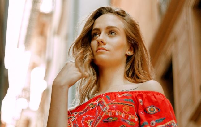 Стильний верх для прохолодного літа: стиліст запропонувала топ варінтів