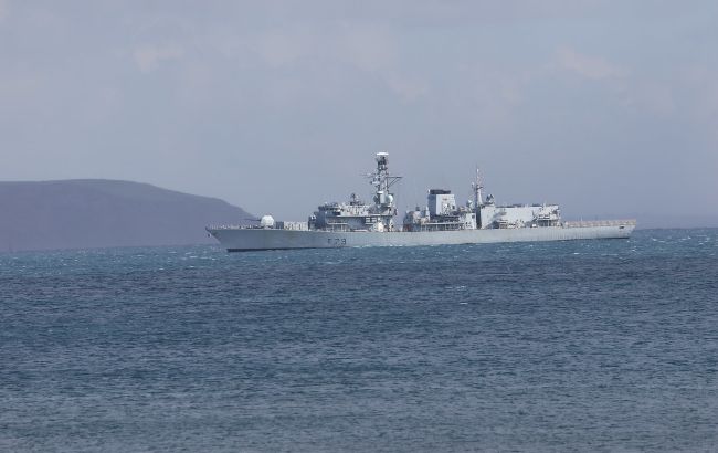 Британія направила корабель для супроводу фрегата та танкера росіян