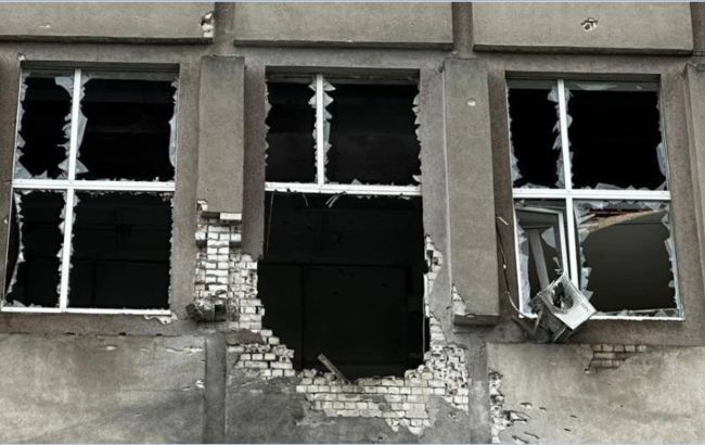 Російська армія вночі вдарила по будівлі "Укрпошти" та лікарні в Херсоні (фото)
