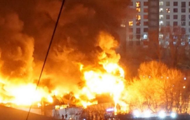 Из здания валит дым. В Главном управлении МВД РФ в Москве случился пожар