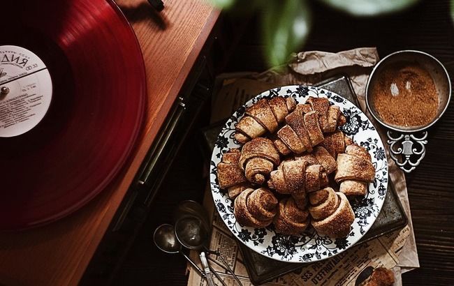 Хрустящие и ароматные: рецепт потрясающих рогаликов с корицей