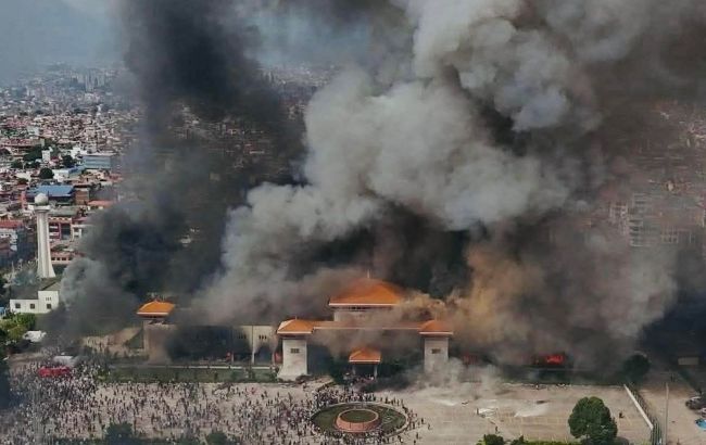 Здание парламента Непала в огне: в сети показали видео