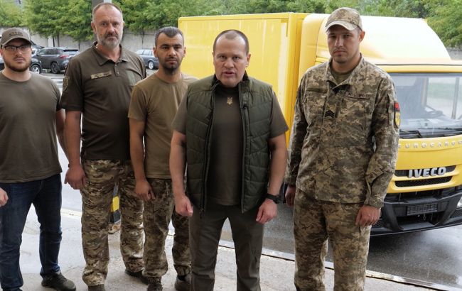 "Українська команда" передала 28 бригаді на Донеччину потужну вантажівку з гідробортом, - Палатний