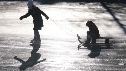 Українцям нагадали, як поводитись на тонкій кризі