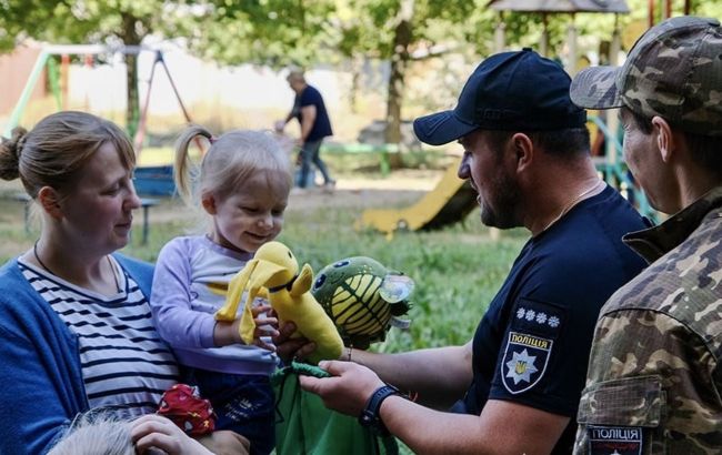 Полицейские эвакуировали две семьи с детьми из прифронтового поселка в Донецкой области (видео)