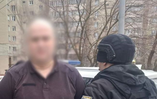 Маскировка не помогла. В Киеве задержали осквернителя мемориала погибшим воинам