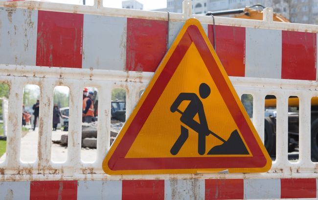 В Києві на одній з вулиць обмежено рух через аварію на водогоні: що відомо