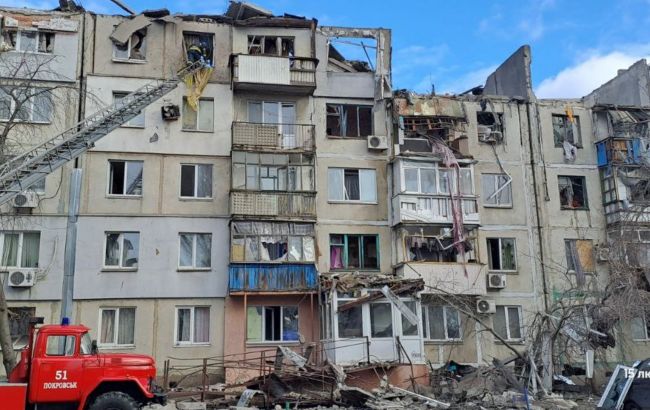 Обстрел многоэтажки в Покровске: разрушен целый подъезд, ранены двое людей (фото)