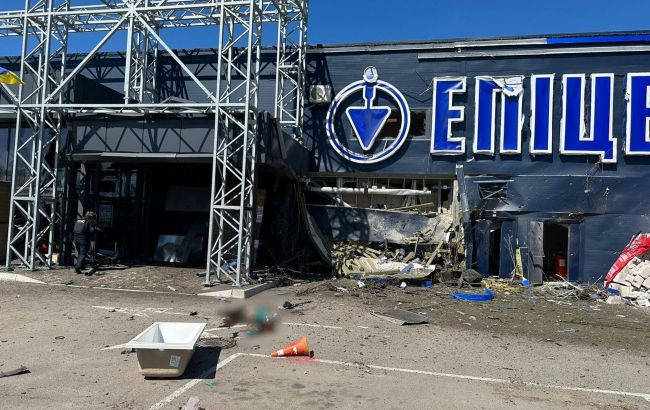 Росіяни вдарили по гіпермаркету у Херсоні: є загиблі та постраждалі