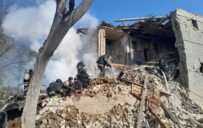 Спасатели извлекли из-под завалов в Константиновке тела женщины и ребенка (фото, видео)