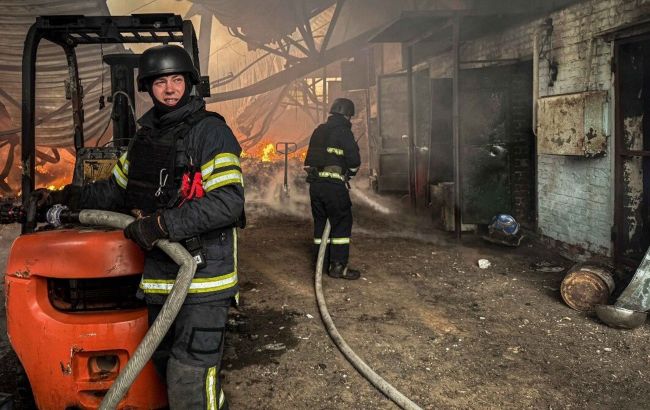 РФ вночі атакувала Київщину: вогонь охопив склад і адмінбудівлю, є руйнування