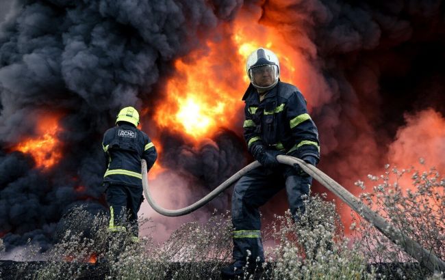 На Полтавщині досі гасять пожежу після вчорашнього російського обстрілу (фото)