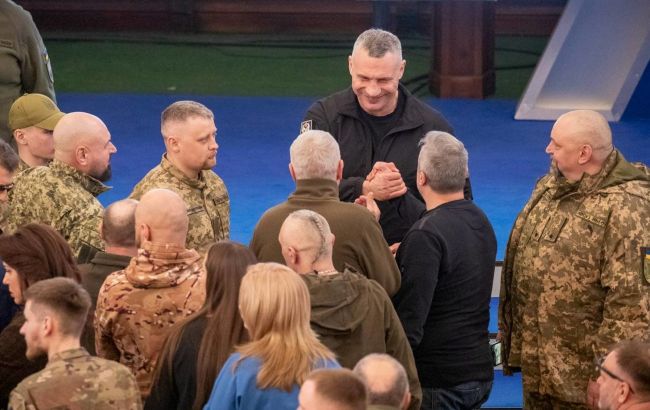 Кличко вручив медалі добровольцям та розповів, скільки киян зараз на фронті