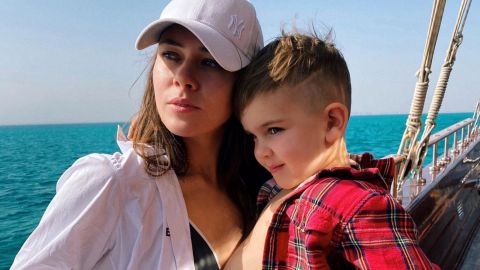 Просто казка: щаслива Саніна в купальнику зачарувала райським фотосетом з сином