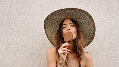 "Гаряча" Дорофєєва в крихітному бікіні подражнила спекотними фото: ноги від вух