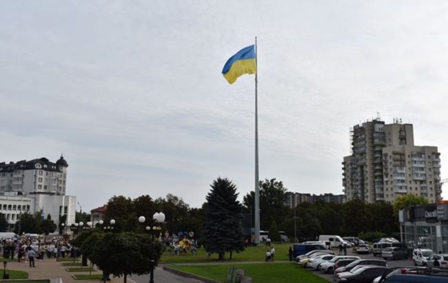 В Луцке открыли крупнейший сине-желтый флаг на Волыни