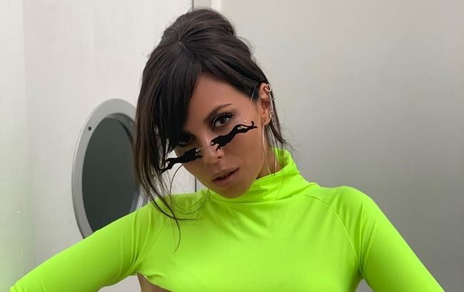 Просто невероятная! Настя Каменских в дерзком кожаном мини покоряет Мексику