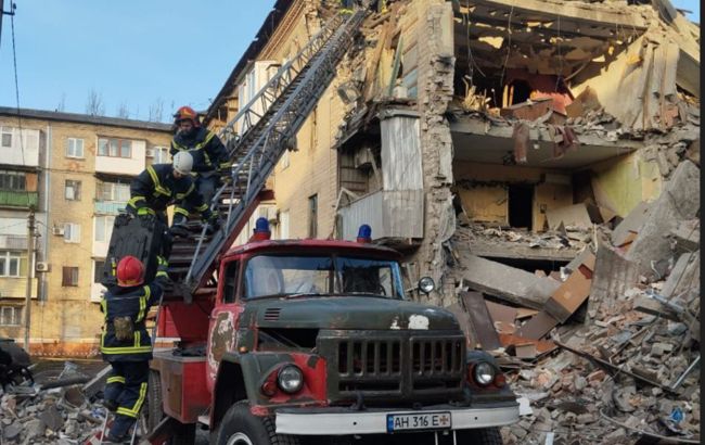 Разрушен целый подъезд. Под завалами дома в Селидово ищут людей