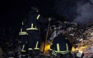 Зруйнований під&rsquo;їзд: на Дніпропетровщині після авіаударів під завалами можуть бути люди