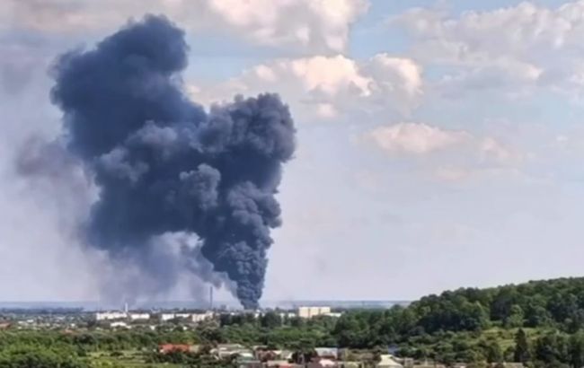 В российском Шебекино произошел сильный пожар в промзоне (видео)