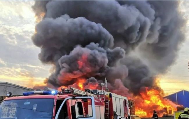 У російському Челябінську сталася масштабна пожежа, знадобився навіть потяг (фото, відео)