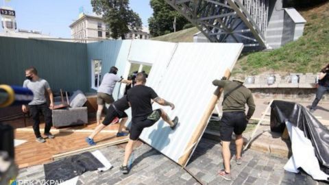 Организаторы постановки на аллее Небесной Сотни объяснили идею выставки