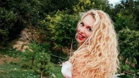 Полякова у відвертому монокіні влаштувала спекотні танці перед хлопцем: і це не її чоловік