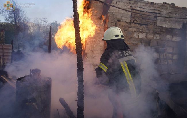 В Николаеве горит многоквартирный дом после попадания российской ракеты