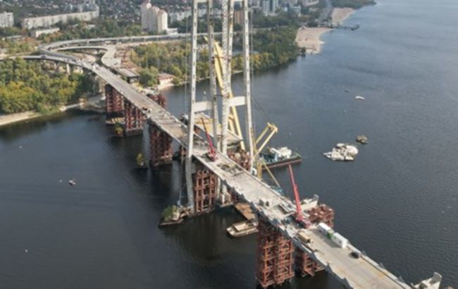 На строительстве в Запорожье начали монтаж низовой части вантового моста
