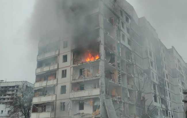 Ракетний удар по житловому будинку у Харкові: понад 30 поранених, 3 жертви (відео)