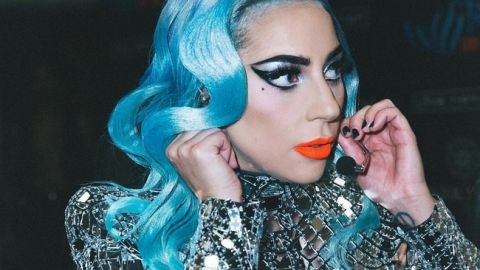 Екстремальне декольте і сукня з розрізом: кращі образи Леді Гаги на Греммі 2019