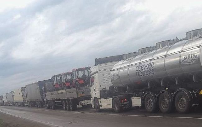 Паніки немає? У мерії Маріуполя показали затори на кордоні з РФ з фур і тікаючих окупантів