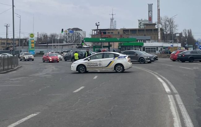 В Киеве из-за пожара перекрыли движение на двух улицах