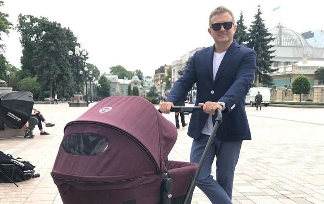 "Сладкая парочка": Юрий Горбунов умилил сеть семейным фото с прогулки