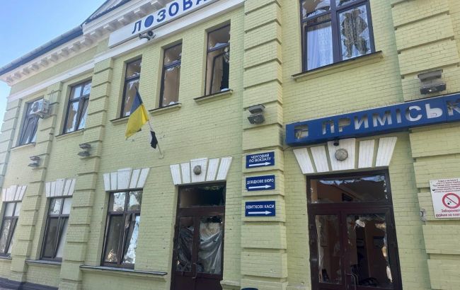 Росіяни вдарили по вагону поїзда у Лозовій, є загиблі та постраждалі