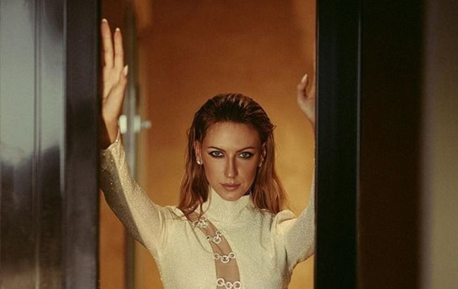 Стройная Леся Никитюк в топе и лосинах свела с ума формами во время зарядки